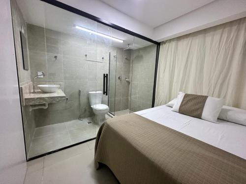 La salle de bains est pourvue d'un lit, d'une douche et de toilettes. dans l'établissement FLAT MARINAS PRAIA HOTEL, à João Pessoa