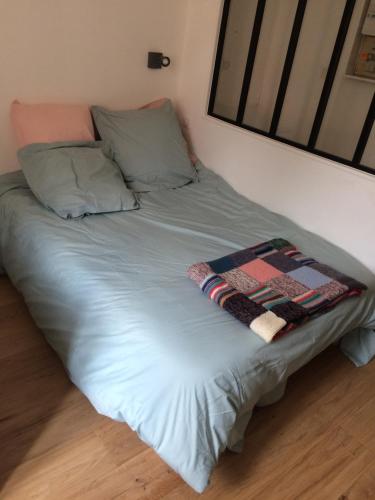 ナントにあるLa MAISON du ROUGE GORGEのベッド1台(枕2つ、毛布付)