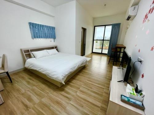 a bedroom with a bed and a television in it at Cheng Travel Homestay in Xiyu