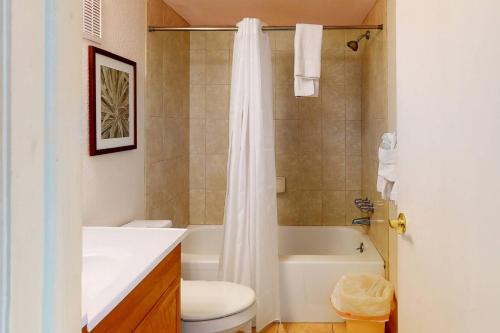 La salle de bains est pourvue d'une baignoire, de toilettes et d'un lavabo. dans l'établissement 615 - Sunset Chateau, à St. Pete Beach