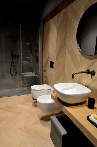 a bathroom with two white sinks and a shower at Fiorini Rooms Sora in Sora