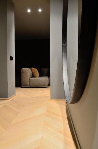 a living room with a couch and a wooden floor at Fiorini Rooms Sora in Sora
