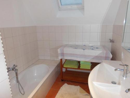 ein Bad mit einer Badewanne und einem Waschbecken mit einem Bett in der Unterkunft Ferienhaus Soghäusl in Göstling an der Ybbs