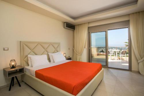 KoskinouにあるAegean Blue Villaのベッドルーム1室(ベッド1台、大きな窓付)