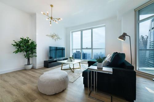Fotografie z fotogalerie ubytování Maison Privee - High-Floor Trendy Apt with Marina, Palm & Ocean Vws v Dubaji