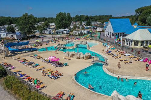 einen Luftblick auf einen Pool in einem Resort in der Unterkunft Camping Les Jardins de la Mer in Merlimont