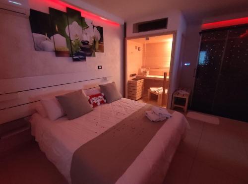 een slaapkamer met een groot wit bed in een kamer bij B&B suite spa la Sciantosa in Cosenza