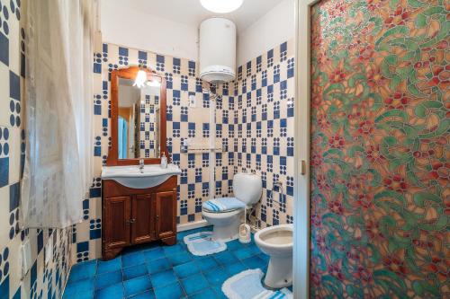 La salle de bains est pourvue de toilettes, d'un lavabo et d'un miroir. dans l'établissement Eremo degli Oleandri with pool, à Augusta