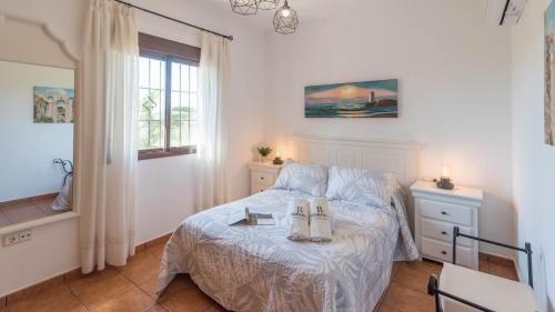 ein Schlafzimmer mit einem Bett mit zwei Handtüchern darauf in der Unterkunft Casa La Era Coin by Ruralidays in Coín