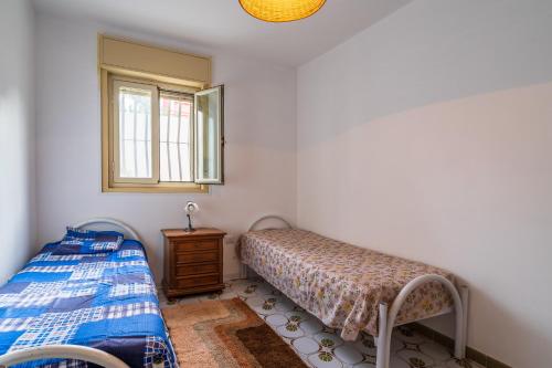 - une chambre avec 2 lits et une fenêtre dans l'établissement Eremo degli Oleandri with pool, à Augusta