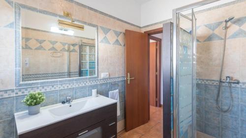 y baño con lavabo y ducha. en Casa La Era Coin by Ruralidays, en Coín