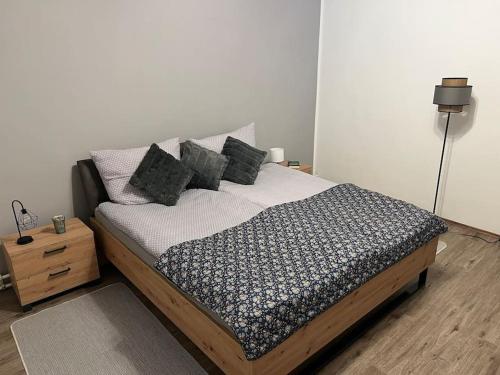 une chambre avec un lit avec des oreillers noirs et blancs dans l'établissement Modernes Haus nähe Schloss Ulmerfeld, à Ulmerfeld