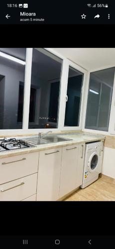 A cozinha ou cozinha compacta de Studio modern.