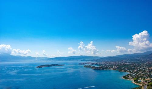 una vista aerea su un fiume e su una città di Majestic View Villas ad Ágios Nikólaos