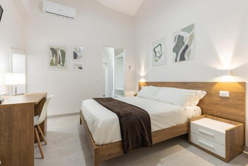 - une chambre avec un lit et un bureau dans l'établissement La Torre 31, à Formia