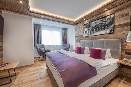 a bedroom with a large bed and wooden walls at Apartment NH96 inklusive kostenfreiem Eintritt in die Alpentherme in Bad Hofgastein