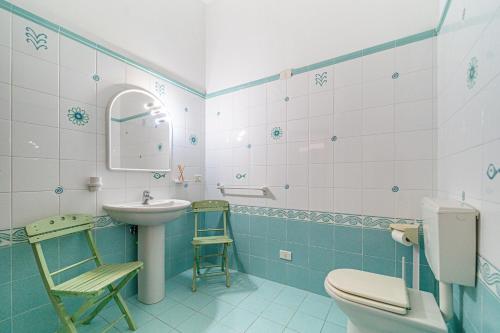 a blue and white bathroom with a sink and a toilet at Casavacanze delle Noci in Marciana