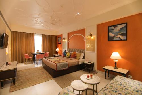 een hotelkamer met een bed en een woonkamer bij jüSTa Ssatva Resort, Udaipur in Udaipur