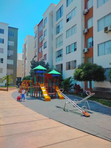 un parque infantil con tobogán en Dpto 3 hab en Piura - GARDEN 360~, en Piura