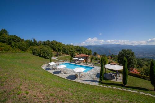 uma imagem de uma piscina num campo em Casa Vacanza La Pozza em Molazzana