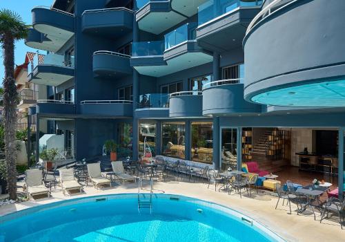 un condominio con piscina di fronte di Mediterranean Resort a Paralia Katerinis