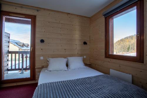 En eller flere senge i et værelse på Cosy Cottage 1800 - pied des pistes - Piscine, Sauna, parking privée
