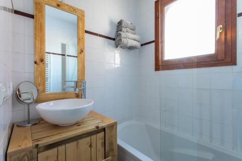 Et badeværelse på Cosy Cottage 1800 - pied des pistes - Piscine, Sauna, parking privée