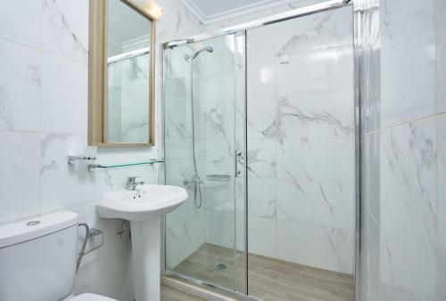 A bathroom at Mediterranean Resort