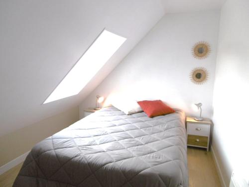 - une chambre mansardée avec une fenêtre dans l'établissement Maisonnette Katell, à Sarzeau