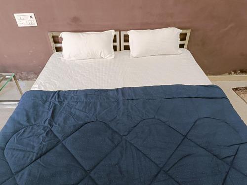 Ένα ή περισσότερα κρεβάτια σε δωμάτιο στο HOTEL ROYAL INN