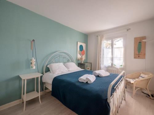 a bedroom with a bed with two towels on it at Jolie maison familiale a Saint Clement des Baleines in Saint-Clément-des-Baleines