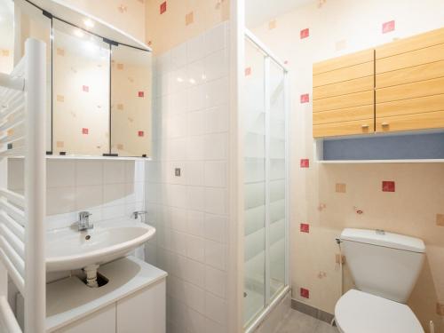 a bathroom with a sink and a toilet at Jolie maison familiale a Saint Clement des Baleines in Saint-Clément-des-Baleines