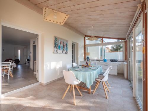 une cuisine et une salle à manger avec une table et des chaises dans l'établissement Maison familiale pour 6, St Clément des Baleines, à Saint-Clément-des-Baleines
