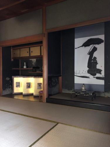 a room with a large window with a screen with an image at Katsuemon in Gose