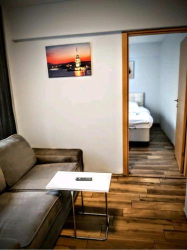伊斯坦堡的住宿－Taksim Merkez，客厅配有沙发和桌子