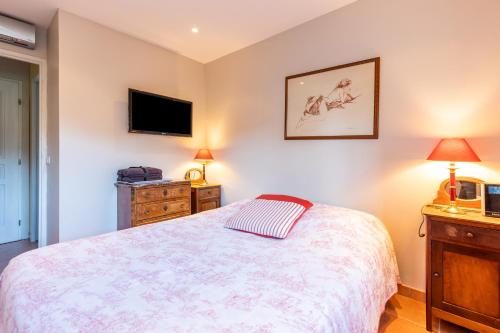 a bedroom with a bed and a flat screen tv at Maison avec vue, idéale familles in Lacanau-Océan