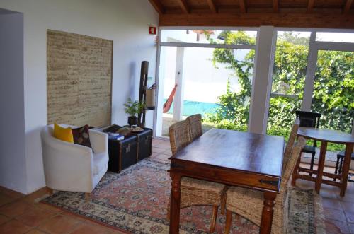 a living room with a wooden table and chairs at Dias Distintos - Turismo Rural in Colos