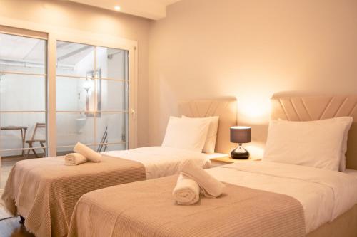 2 camas en una habitación con ventana en Flat Close to Beach in Karsiyaka, en Izmir