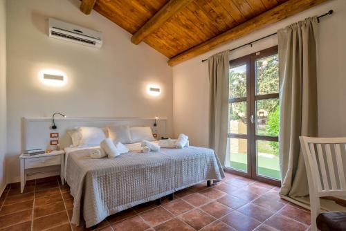 Een bed of bedden in een kamer bij Alghero Resort Country Hotel & Spa
