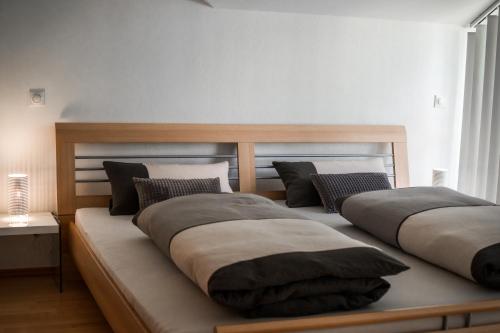 2 nebeneinander sitzende Betten in einem Schlafzimmer in der Unterkunft Ferienwohnung Tina in Breitenberg