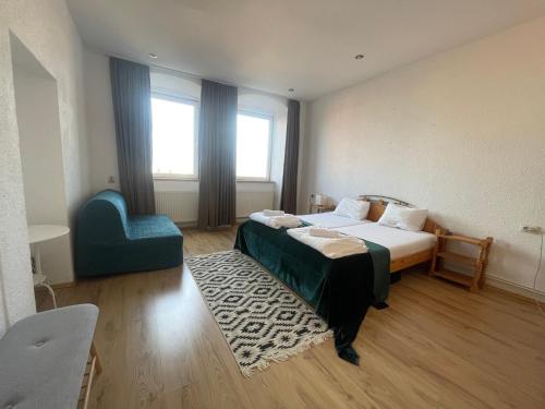 een slaapkamer met twee bedden en een stoel en een raam bij Traditional Romanian Panoramic in Sibiu