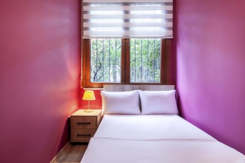 um quarto com uma cama branca e uma janela em Charming Flat near Kennedy Avenue in Fatih em Istambul