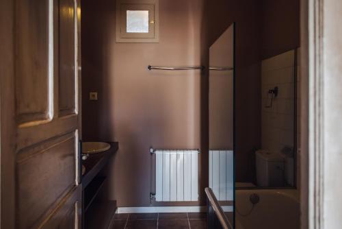 a bathroom with a sink and a toilet at Houmi A Ponte in Boimorto
