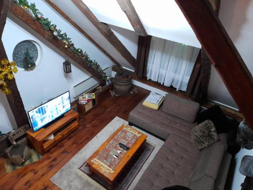 vista sul soffitto di un soggiorno con TV a schermo piatto di Sibirska Central a Kolašin