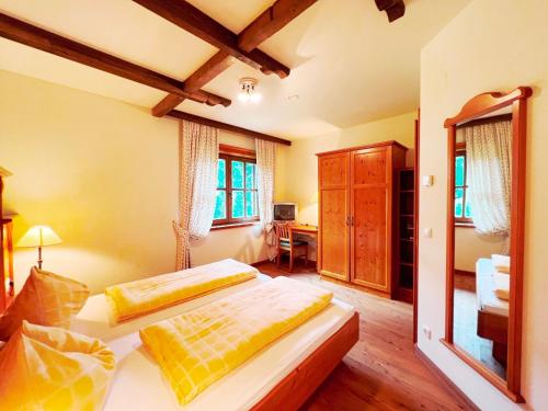 a bedroom with a bed and a desk in it at Ferienwohnung Südblick in Bad Kleinkirchheim