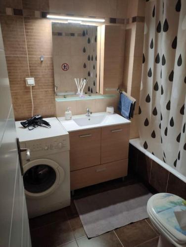 2BR with balcony&Lift, 5min Metro Athens 15min to center