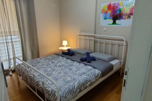 ein Schlafzimmer mit einem Bett mit blauen Kissen darauf in der Unterkunft Το σπίτι της Περσεφόνης in Athen