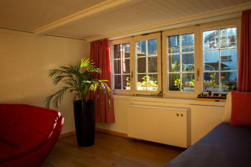 uma sala de estar com um vaso e janelas em Uncle Eric's Chalet em Matten