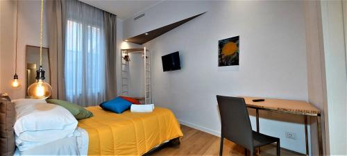 een kamer met een bed en een bureau met een gele deken bij TRIBVNI PLEBIS Apartment in Rome