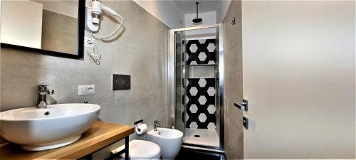 een badkamer met een wastafel en een toilet bij TRIBVNI PLEBIS Apartment in Rome